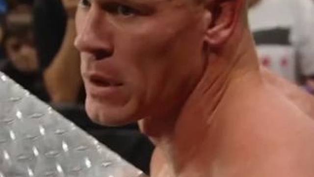 约翰塞纳被恶魔反杀砸爆解说台，双方杀到车顶上 #霸王举鼎 #恶魔凯恩