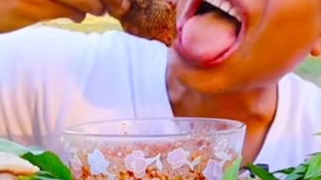 辣椒蘸水️大片鲜牛杂 #美食 #户外美食 #泰国美食 #内容启发搜索