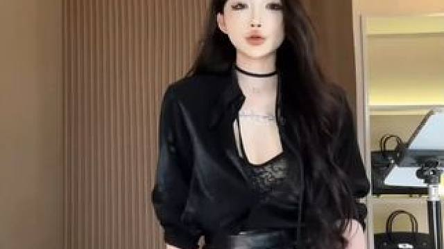 酷飒黑色系穿搭，皮裙搭配黑色衬衫 #御姐 #时尚穿搭 #黑色系穿搭 #皮裙搭配 #时尚单品推荐