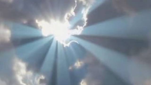 看到这架势都不敢晒被子了#丁达尔效应能有多惊艳 #云朵 #奇观异象 #蓝色系 #难得一见