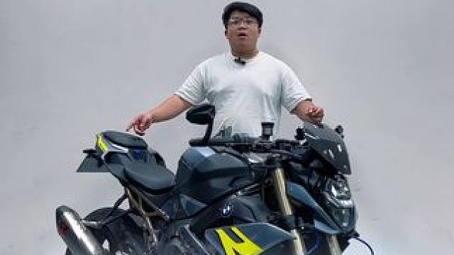 你不无需多言，蓝天白云会为你发言。
最新到货23年宝马s1000r 
#机车 #s1000r #宝马