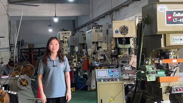 五金冲压车间里机器轰鸣成海，设备连轴转