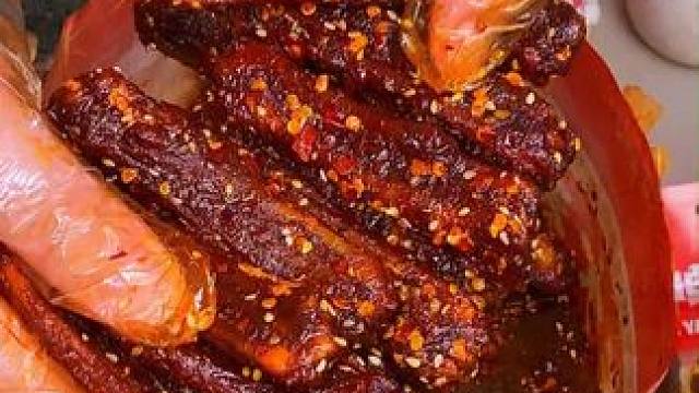 吃辣星人千万不要错过这个湖南的爆辣鸭翅中，香香辣辣的特别有嚼劲#追剧小零食 #吃货必备 #零食推荐