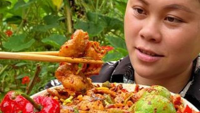 今天炒个香辣鱼片，配着辣椒和南瓜太下饭 #美食 #农村生活