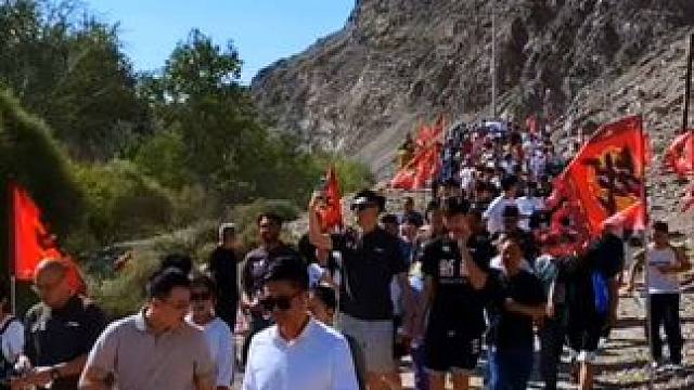 CBA球员打卡库尔勒铁门关景区 #库尔勒#CBA #男篮