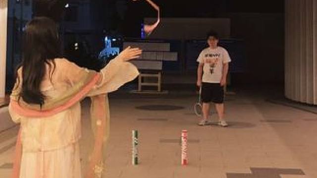 先生带来个西洋玩意儿，好像叫什么羽毛球。我不懂这是啥，只知他喜欢，那我便陪他耍耍#羽毛球 #汉服 #