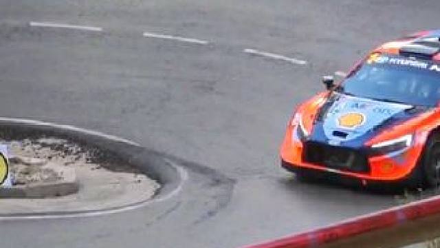 双上坡U型弯的陡缓交替间，车手控车技巧与车型性能特质的激烈交锋，藏着内燃机最鲜活的弯道角力，每一次重