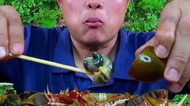 酸辣️木瓜丝凉拌大田螺小野菜 #我的乡村生活 #泰国大叔#泰国美食#内容启发搜索 #种草激励计划