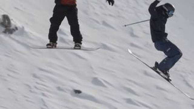 “世界再大，也大不过一颗不设限的心” #滑雪 #极限运动 #单板滑雪 #这里有个雪想请你滑一下 #滑