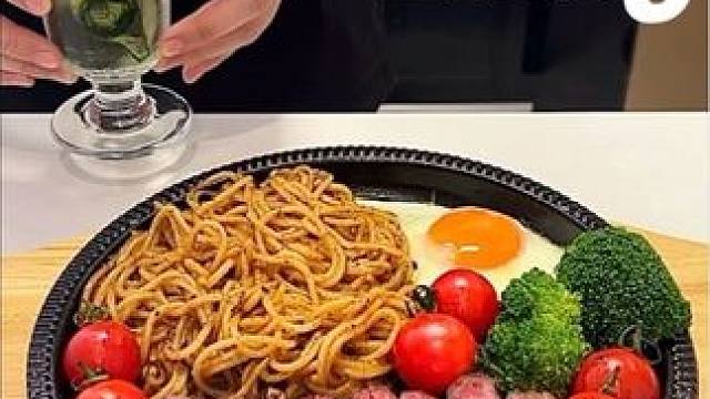 独居午餐｜铁板牛排拼盘➕黄瓜椰子水 #好好吃饭 #沉浸式 #我的厨房日记 #牛排