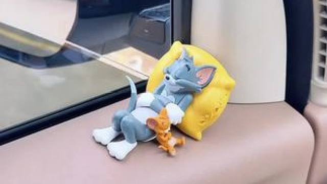 #上热门#呆萌呆萌 越看越治愈！！汤姆和杰瑞放在车里真的太可爱了！摆在车里满满的童年回忆！#创意摆件