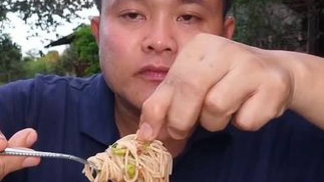 小苦瓜鲜辣️凉拌毛肚米粉 #我的乡村生活 #泰国大叔#泰国美食#内容启发搜索 #种草激励计划