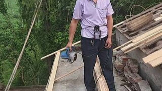 “瓦如人生，需精雕细琢。”专业换瓦，别墅造型，每一处细节皆是匠心独运。致敬劳动者！‍ #施工现场实拍