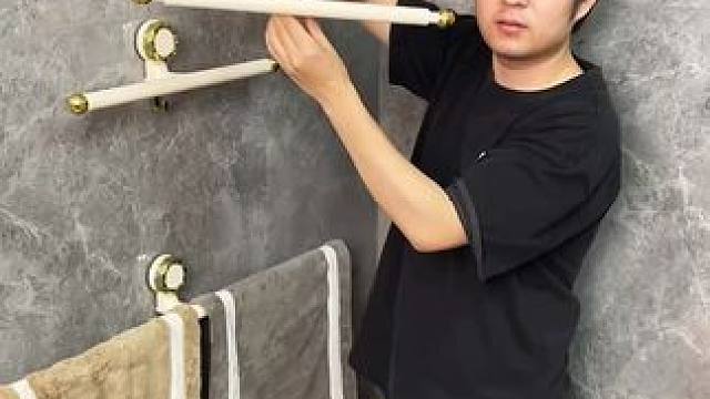 拖鞋架 不用打孔粘胶就能上墙固定的拖鞋架，可伸缩的设计，足够收纳全家人的拖鞋，不占地方，还能当毛巾架