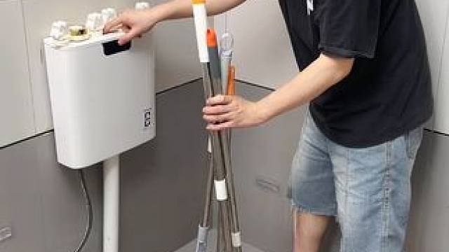 拖把夹 有了这个拖把夹，家里的拖把扫把能上墙收纳了，不占空间，拿取也方便#拖把夹 #吸盘拖把夹  #