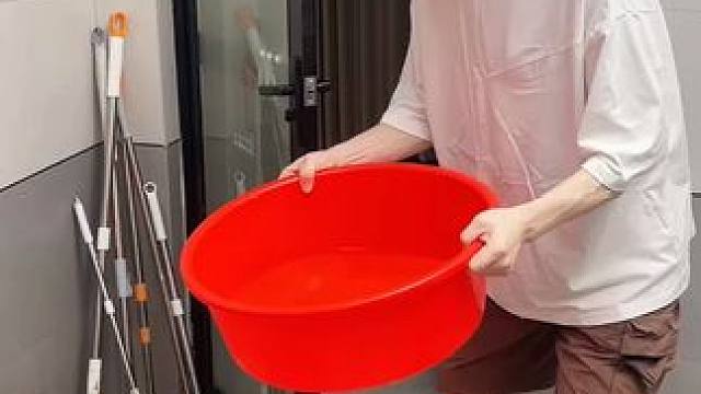 螃蟹拖把夹 有了这个拖把夹，家里的拖把扫把能上墙收纳了，不占空间，拿取也方便#拖把夹 #吸盘拖把夹 