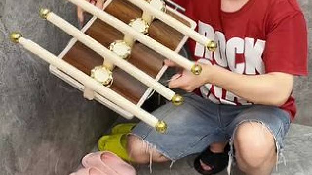 吸盘伸缩拖鞋架 不用打孔粘胶就能上墙固定的拖鞋架，可伸缩的设计，足够收纳全家人的拖鞋，不占地方，还能