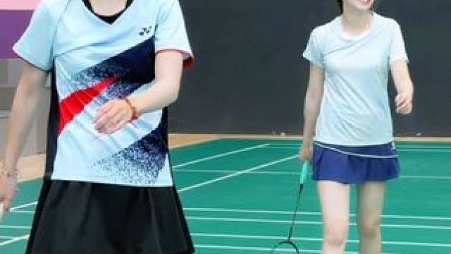 当身边有个会打羽毛球的女生… #羽毛球