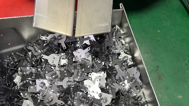 18650电池弹片全自动化生产桥式铆接