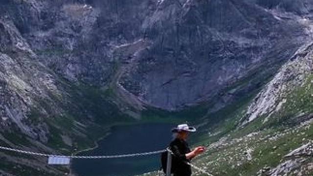 人间天堂阿坝石头山4520#莲宝叶则#川西美景 #感受大自然的鬼斧神工 #自然奇观#旅行推荐官