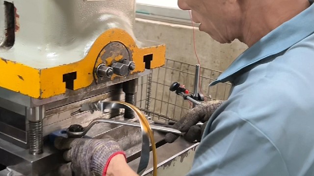 冲压车间不停步今天接着上模赶单，争分夺秒