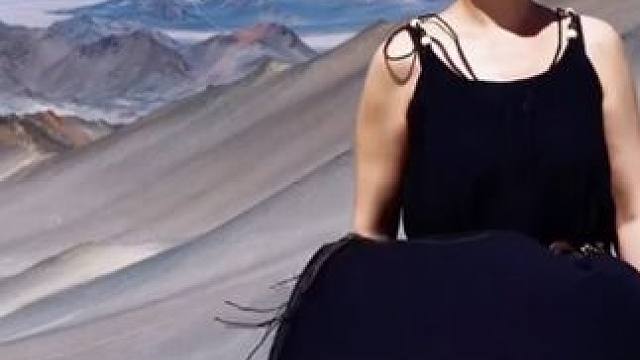 黑独山仿佛走进了水墨画里！这里的景色独特，一眼望去都是灰黑色的山，大小山包被黑色、灰色砂石覆盖，因此