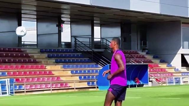 基本功真扎实，拉什福德和队友花式颠球