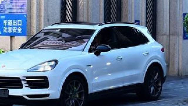 因为青春有遗憾，所以努力买卡宴#保时捷卡宴 #汽车摄影