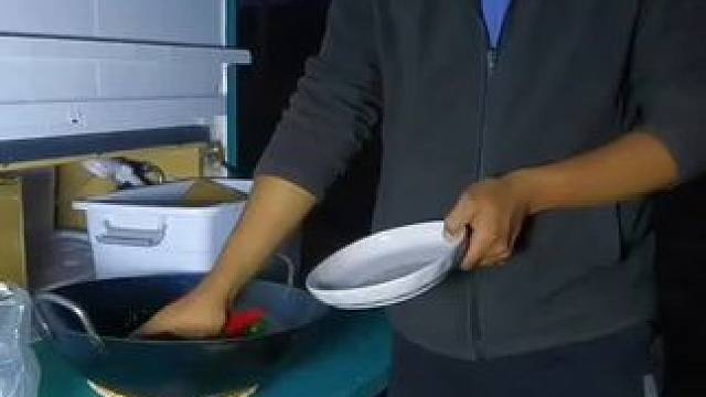 堵车严重被迫停留在没有网络的无人区域露营，晚饭吃黑椒牛柳丝盖饭太下饭了#户外美食 #露营 #最美的风