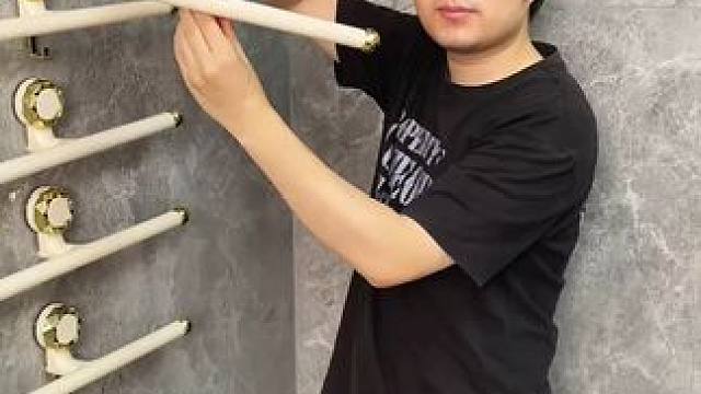 吸盘伸缩拖鞋架 不用打孔粘胶就能上墙固定的拖鞋架，可伸缩的设计，足够收纳全家人的拖鞋，不占地方，还能