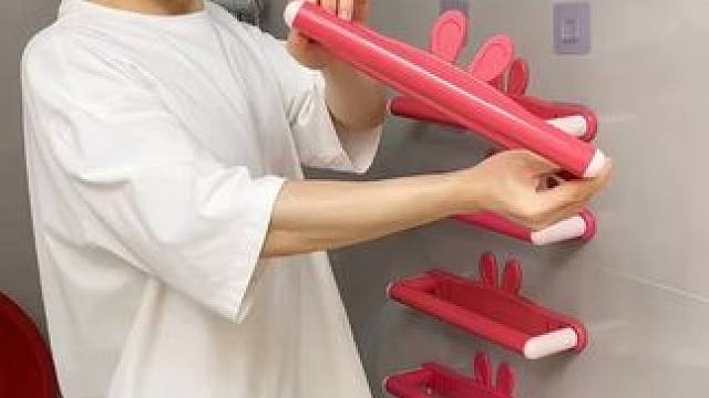 可伸缩拖鞋架 可伸缩拖鞋架，凉鞋拖鞋用它收纳不占空间，还是个 #可伸缩毛巾架 ，卫生间干净整洁多了 