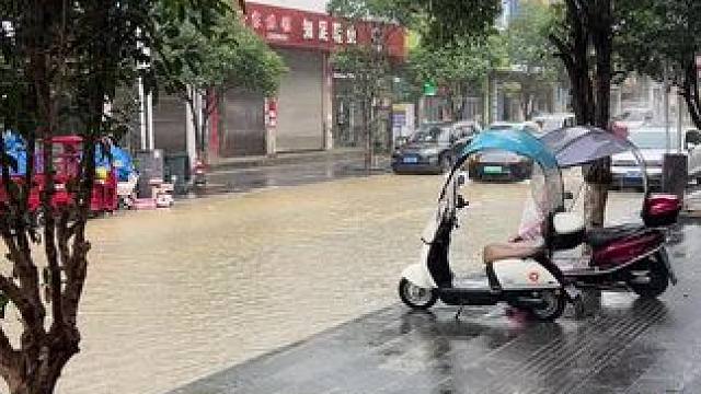 中国天眼小镇洞穴探险 #狂风暴雨依然等你 #说变天就变天 #暴雨来袭 #雨下得那么认真 #大暴雨