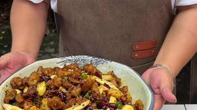 今天晚上吃干锅辣子肥肠，2勺向料就搞定，麻辣鲜香太#小面调料 #重庆美食 #这一碗好过瘾