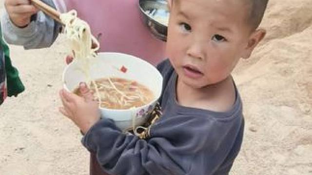 孩子们挺喜欢面条。#农村孩子