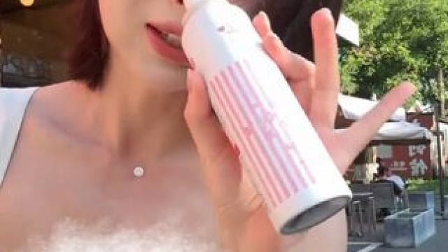 出门不想晒黑晒出斑的，一瓶娜丽丝防晒喷雾搞定全身，高倍养肤，要军训的姐妹也赶紧来薅这个大羊毛#娜丽丝