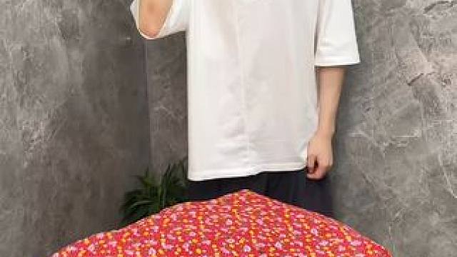 吸盘伸缩拖鞋架 不用打孔粘胶就能上墙固定的拖鞋架，可伸缩的设计，足够收纳全家人的拖鞋，不占地方，还能