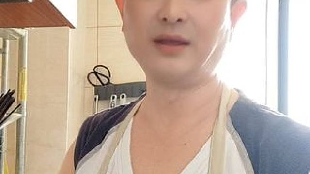 #搞笑 #厨房里的快乐 
#上得厅堂下得厨房 ！时间长了
才明白男人才是最廉价的