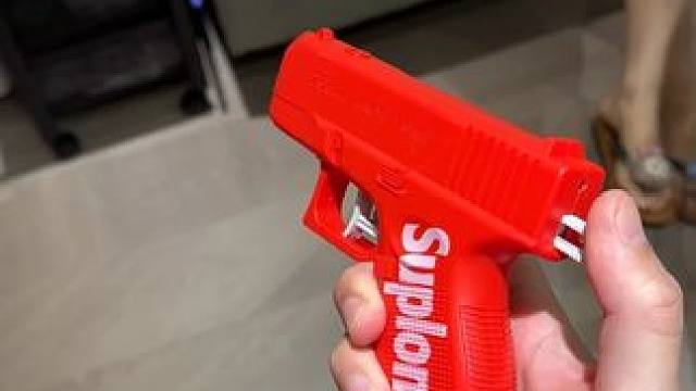 哈哈，就是故意让你抢的~ #整蛊  #水枪玩具