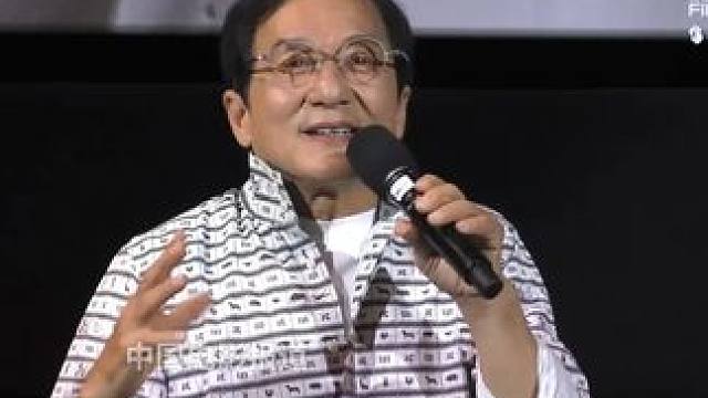 #成龙回忆与斯皮尔伯格初次相见 #成龙 回忆与导演斯皮尔伯格初次相见的情形，两人都问了对方一个问题，