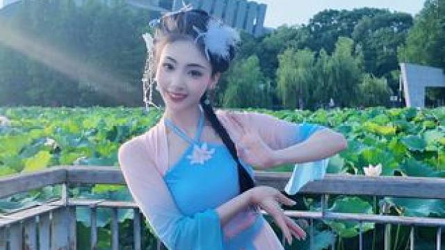 凤凰花开两季 一季缘来 一季缘散
#情霜 #古典舞 #舞蹈翻跳 #用国风舞蹈安