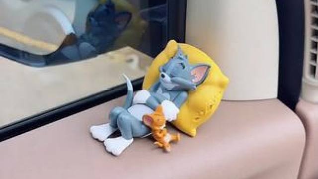 #上热门#呆萌呆萌 汤姆和杰瑞放在车里真的太可爱了！越看越治愈！摆在车里满满的童年回忆！#创意摆件 