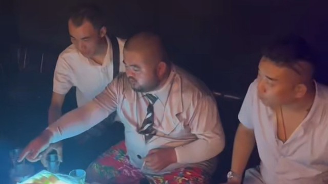 金猪跟鳖一在横店酒吧