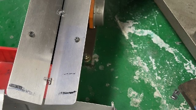 电池弹片全自动桥式铆接弹簧不脱落，不生锈