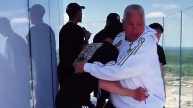 恐高的孙兴慜被助教薅着走，不敢朝下看