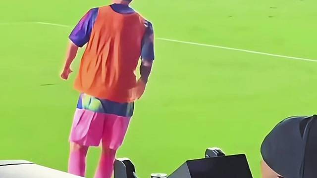 阿尔巴进球后看场边梅西的反应，举手鼓掌