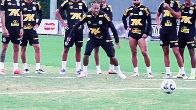 内马尔训练赛自己把自己绊倒了，队友直嘲笑