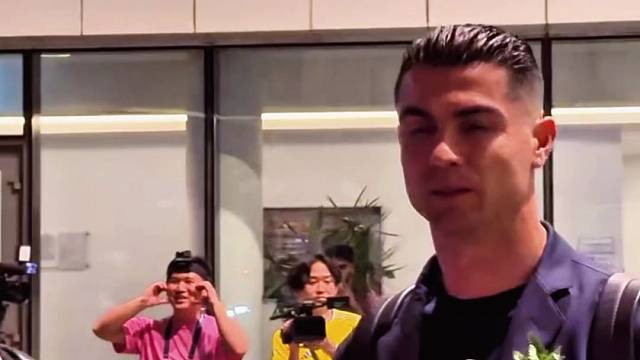 C罗的眼神相当犀利，认真的和球迷签名