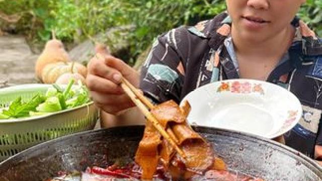 今天用腊肉做个火锅，加上各种配菜直接吃过瘾 #美食 #火锅 #农村生活