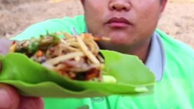 小苦瓜糊辣️木瓜丝知了船 #我的乡村生活 #泰国大叔#泰国美食#内容启发搜索 #种草激励计划