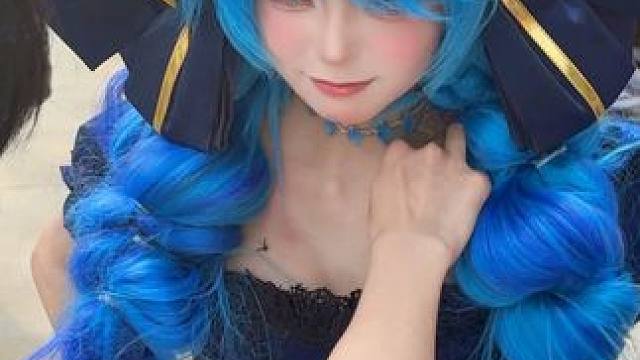 谁懂啊！在漫展假发一直往后掉！道具也坏了！ 但我是一生要出片的女人！ 
#cos #格温cos #一